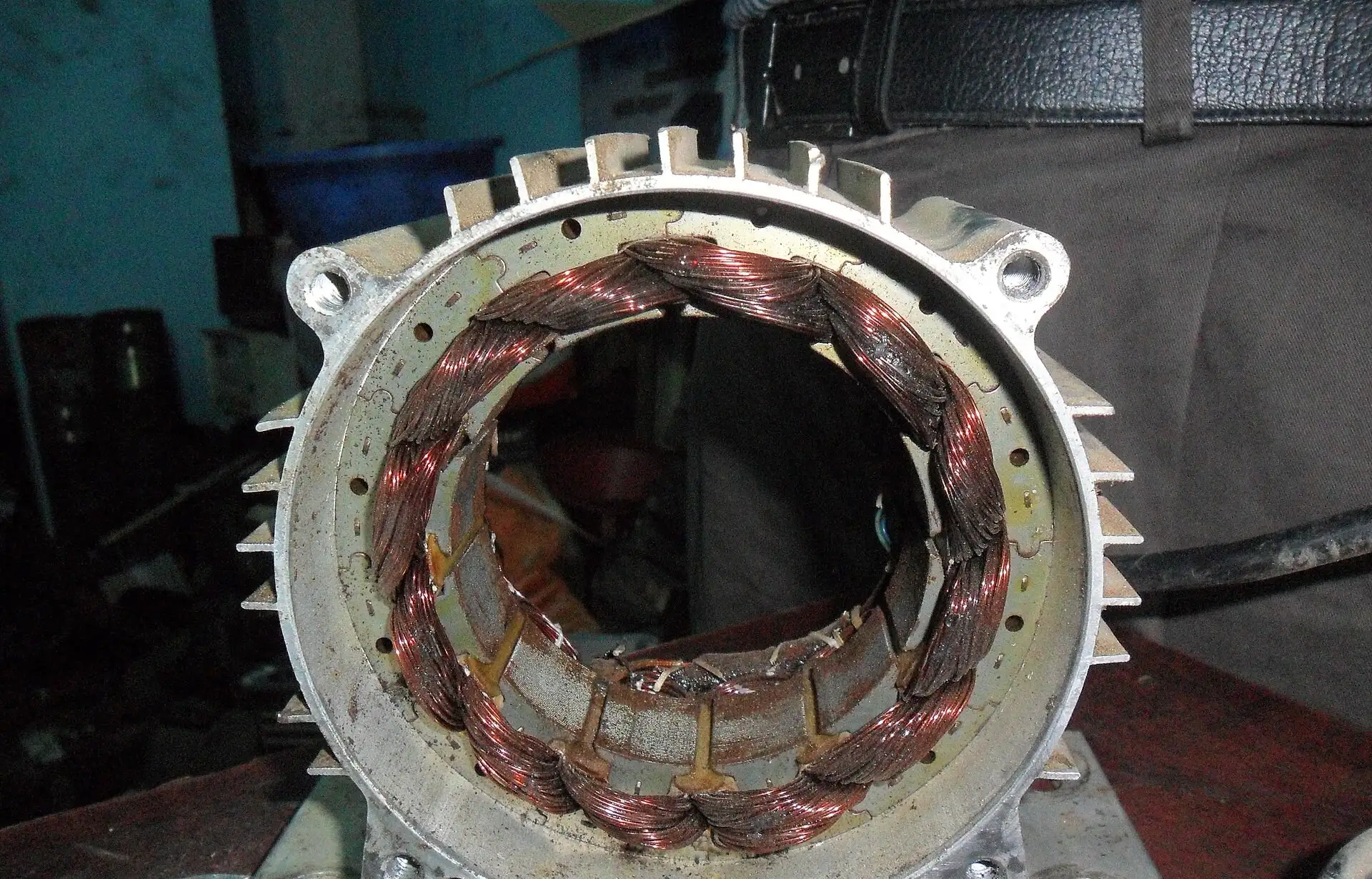 Estator de motor trifásico aberto, com as bobinas de cobre à mostra