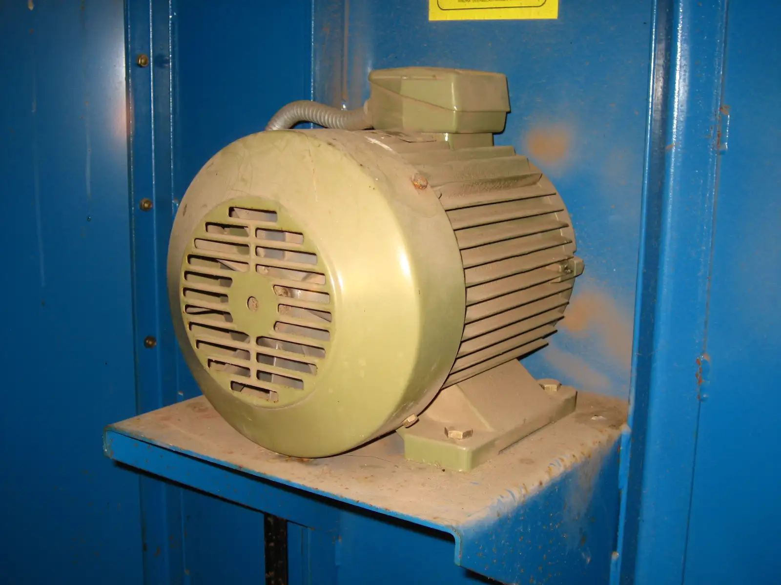 Motor elétrico industrial fixado em uma base metálica